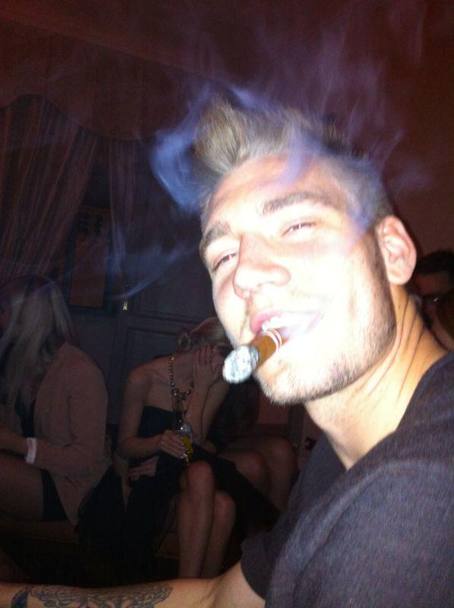 31 dicembre 2012: Bendtner festeggia il Capodanno con il sigaro tra i denti (e lo posta su Twitter)